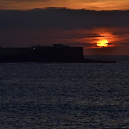 Esencia De Cadiz Entre La Vina Y El Mercado Exterior foto