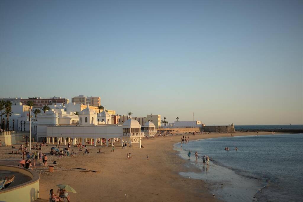 Esencia De Cadiz Entre La Vina Y El Mercado Exterior foto