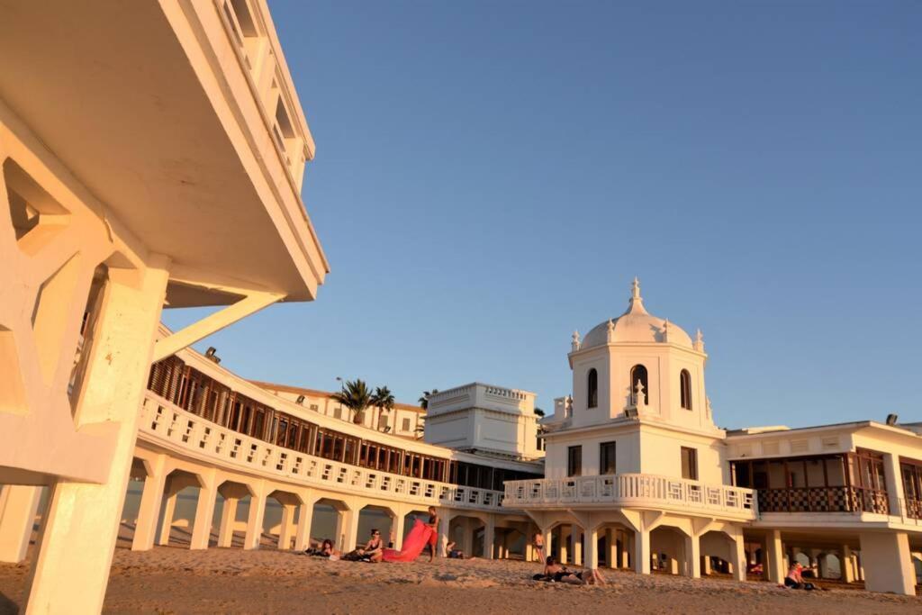 Esencia De Cadiz Entre La Vina Y El Mercado Exterior foto