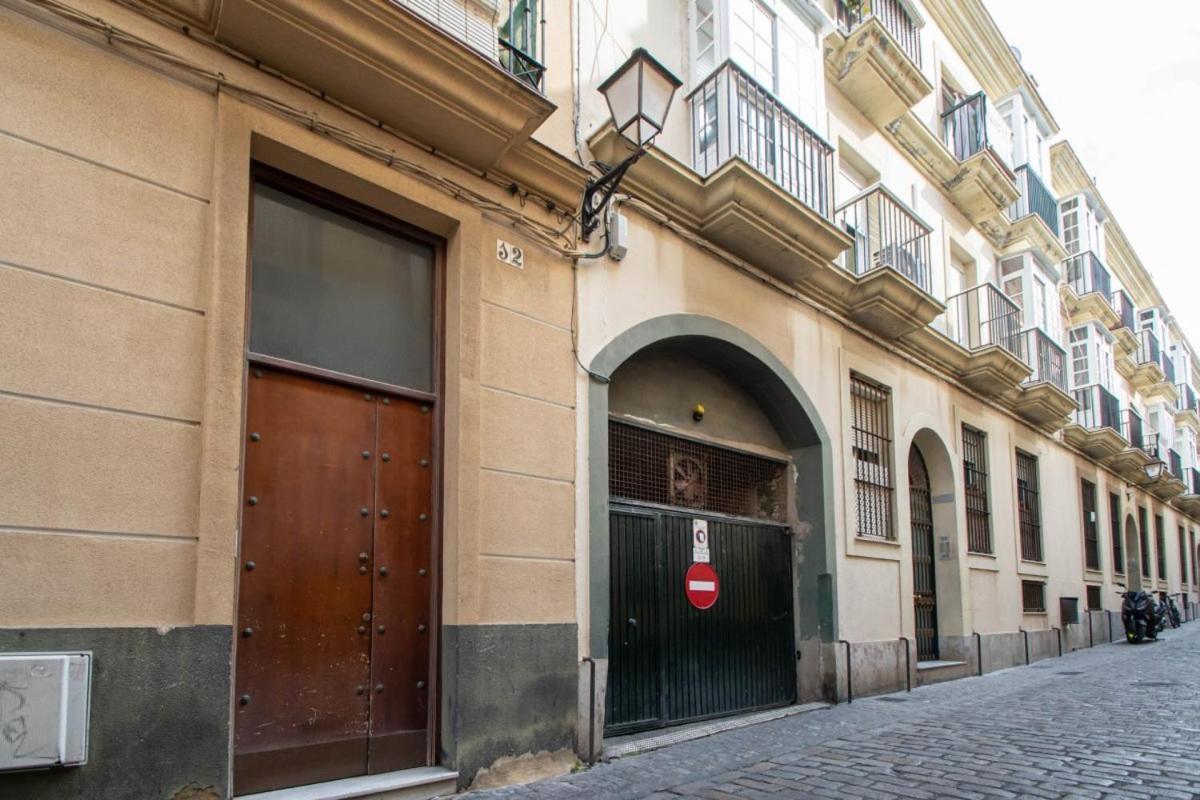 Esencia De Cadiz Entre La Vina Y El Mercado Exterior foto